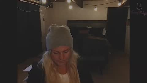 honeybuhnny online show from April 21, 2026, 9:15 am