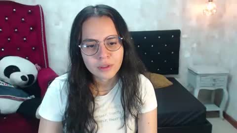 Snapshot of honeybuu_ chatting on May 7, 2026, 3:28 pm Emily online show from May 7, 2026, 3:28 pm
