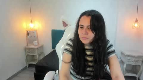 Snapshot of honeybuu_ chatting on June 3, 2026, 2:33 pm Emily online show from June 3, 2026, 2:33 pm