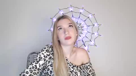 honeyveil online show from October 22, 2025, 1:55 pm