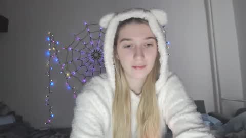 honeyveil online show from November 22, 2025, 1:21 pm