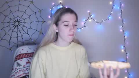 honeyveil online show from December 5, 2025, 2:25 pm