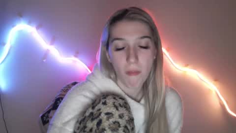 honeyveil online show from April 28, 2026, 7:52 pm