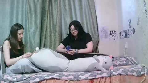 Rose and Poly online show from April 27, 2026, 1:53 pm