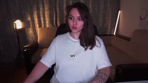 Snapshot of hoot_owl_cb chatting on June 22, 2026, 3:42 pm Karina online show from June 22, 2026, 3:42 pm