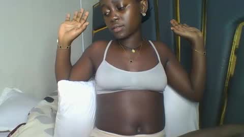 Bella online show from November 13, 2025, 8:52 pm