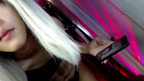 hot_moma69 online show from April 14, 2026, 11:00 pm