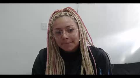 Mia online show from January 6, 2025, 9:00 pm