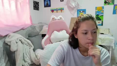 Snapshot of hot_mommymia chatting on May 5, 2026, 4:15 pm Mia online show from May 5, 2026, 4:15 pm
