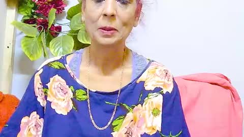 hot queen online show from July 21, 2026, 5:43 am