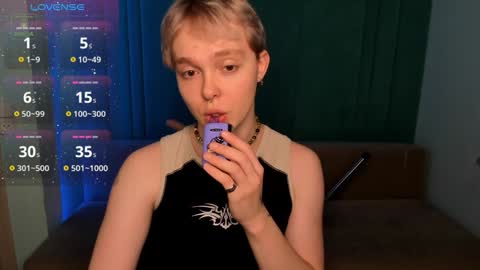 hot_twinkboy online show from February 5, 2025, 3:31 pm