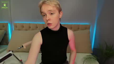 hot_twinkboy online show from February 18, 2025, 3:21 pm