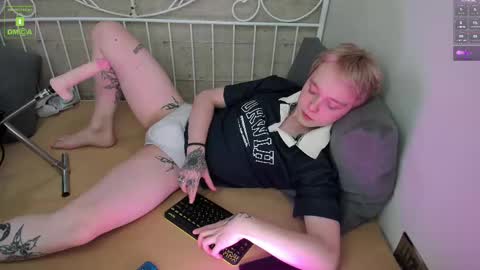 hot_twinkboy online show from February 19, 2025, 2:01 pm