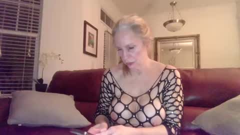 hotblondemilf1962 online show from February 13, 2025, 1:19 am