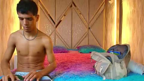 hotcouple_222 online show from December 4, 2025, 7:17 am