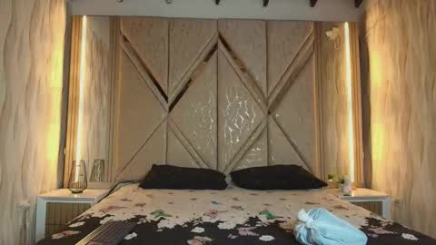 hotcouple_222 online show from January 12, 2026, 7:24 am