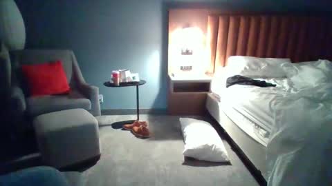 hotdog1124 online show from December 4, 2025, 2:59 pm