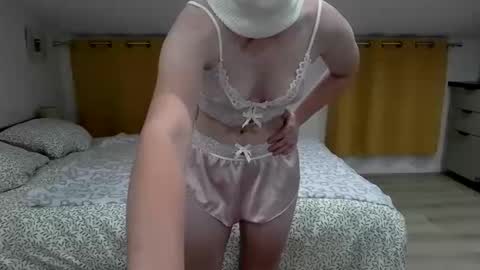 hotluna12 online show from June 10, 2026, 7:57 pm