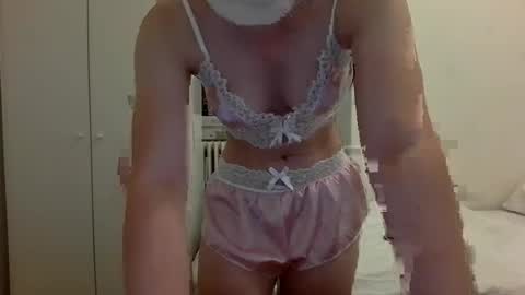 hotluna12 online show from June 15, 2026, 11:34 am