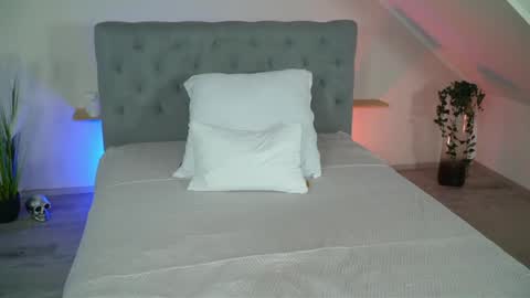 hotmilfbitch online show from June 4, 2026, 7:42 pm