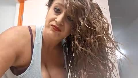 hotmom0610 online show from April 29, 2026, 12:16 am