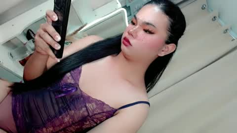hotsiren101 online show from June 14, 2026, 4:14 am