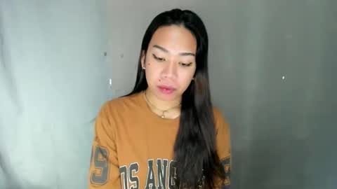 jelaigrande  online show from April 24, 2026, 11:18 pm