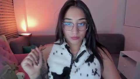 hottbee3645 online show from March 10, 2026, 8:14 pm