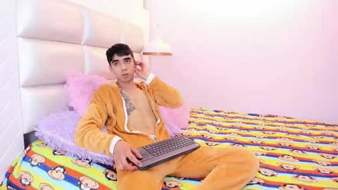 hottiie_guy online show from October 8, 2025, 6:05 pm