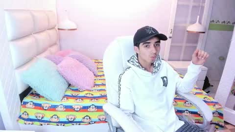 hottiie_guy online show from October 25, 2025, 12:13 pm