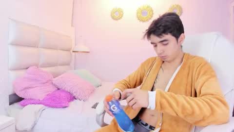 hottiie_guy online show from November 14, 2025, 6:06 pm