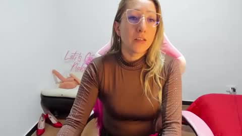 hottychrystal online show from December 3, 2025, 1:57 am