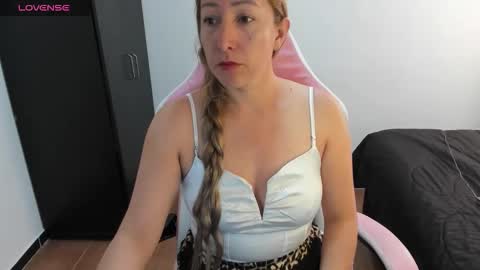 hottychrystal online show from May 14, 2026, 2:35 pm