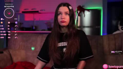 Mia online show from November 15, 2025, 4:36 pm