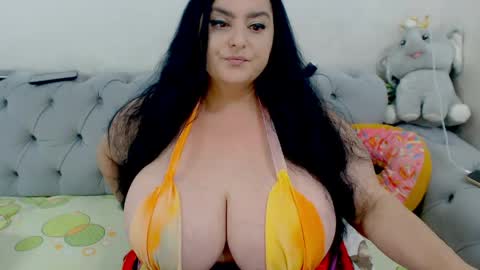 Snapshot of hugeboobsella chatting on May 17, 2026, 9:11 pm Erica online show from May 17, 2026, 9:11 pm
