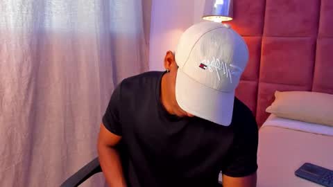 Snapshot of hugo_cano chatting on November 2, 2025, 7:38 pm Hugo Cano online show from November 2, 2025, 7:38 pm