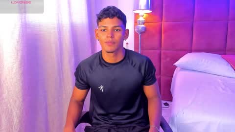 Snapshot of hugo_cano chatting on November 22, 2025, 8:08 pm Hugo Cano online show from November 22, 2025, 8:08 pm