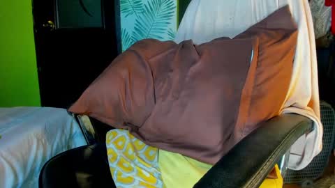 Snapshot of hungasiangirl chatting on January 8, 2025, 5:59 am help me make 25000 tokens for my mother HEARING aid online show from January 8, 2025, 5:59 am