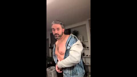 Snapshot of hungitalian40 chatting on December 18, 2025, 10:21 am hungitalian40 online show from December 18, 2025, 10:21 am