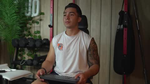 hunk_ryan online show from October 10, 2025, 1:43 pm