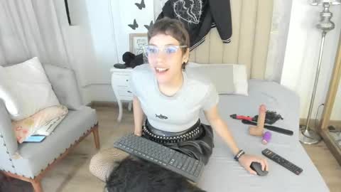 hunter exe  online show from April 19, 2026, 3:50 am