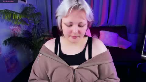 Hwasa online show from April 17, 2026, 6:05 am