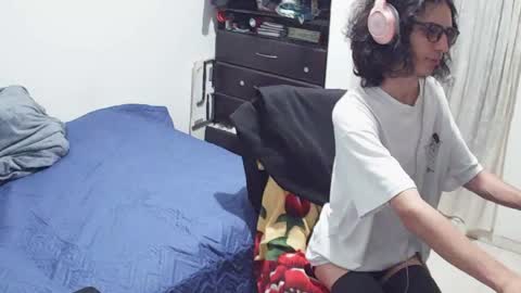 hxxyro1 online show from April 28, 2026, 4:06 am