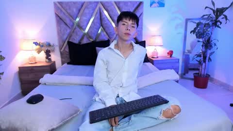 Son Hyunjin online show from October 12, 2025, 4:28 pm