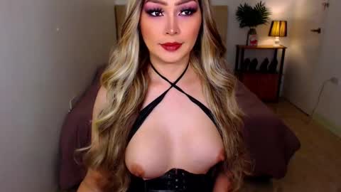 QUEEN SUSSIE BROWN online show from December 22, 2025, 3:58 am