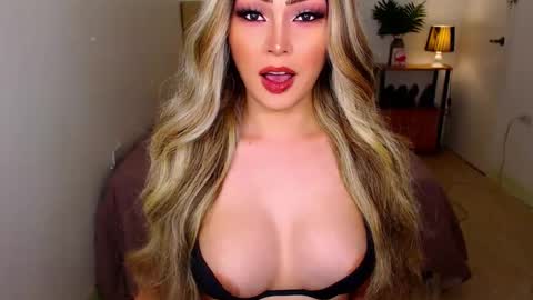 QUEEN SUSSIE BROWN online show from March 2, 2026, 3:52 am