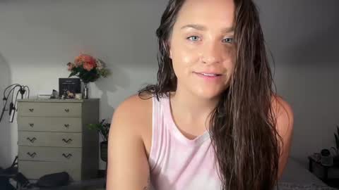 Crystal online show from November 3, 2025, 6:42 pm