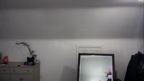 Crystal online show from November 30, 2025, 3:27 pm