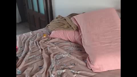 iamskylaa online show from December 17, 2025, 1:06 pm