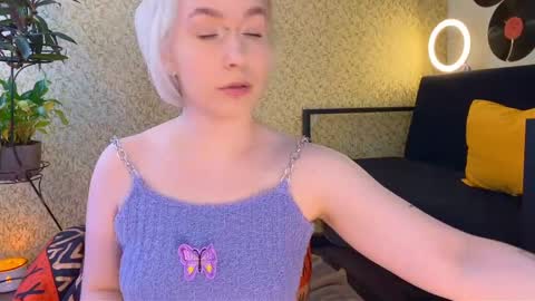 Emmy  help me reach 100 thumbs up online show from March 7, 2025, 10:02 am